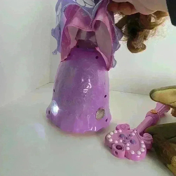 SOFIA THE FIRST MAGIC DANCING DOLL SINGS TALKS - Picture 13 of 17